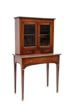 Vitrine en placage d'acajou ouvrant à deux portes vitrées, e…