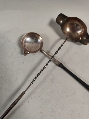 deux cuillères et une louche sur une table