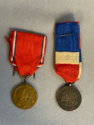 deux médailles et une médaille sur fond bleu