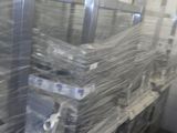 beaucoup de sacs en plastique sur une palette dans un entrepôt