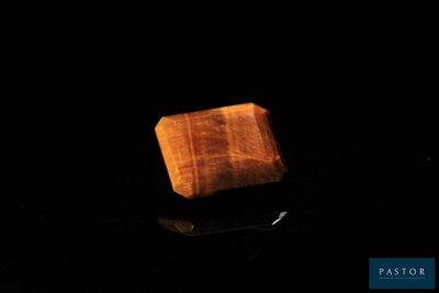 une image représentant un bloc de bois posé sur une surface noire