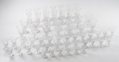 une grande pile de verres à vin vides sur une table