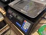 une image représentant une balance sur laquelle est posé un paquet de chips