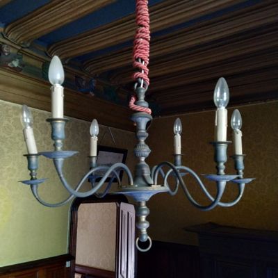 un lustre auquel sont attachées cinq lampes