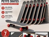 six skateboards empilés les uns sur les autres par terre