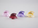 quatre figurines d'animaux en plastique de couleurs différentes posées sur une surface blanche