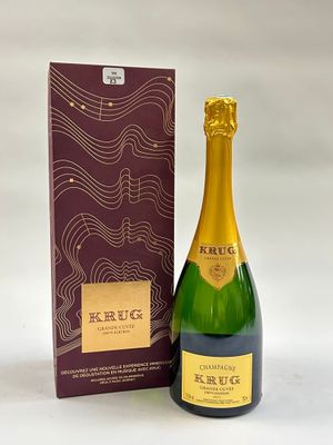 La bouteille de champagne se trouve à côté de la boîte de vin.