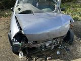 une voiture argentée garée au milieu de la route