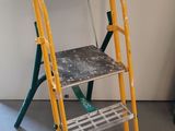 une échelle posée dans un coin de la pièce