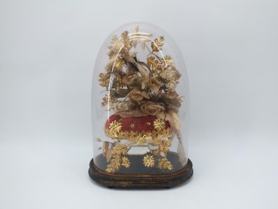 un dôme de verre avec une horloge à l'intérieur