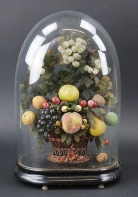 une cloche en verre contenant un bouquet de fruits