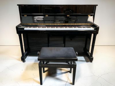 un piano et un tabouret dans une pièce