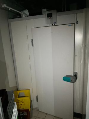une porte blanche avec une poignée bleue dans une pièce