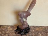 une figurine représentant un oiseau posé sur une table