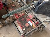 une image d'un tas de ferraille dans un garage