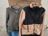 une pile de vêtements posée sur une boîte en carton