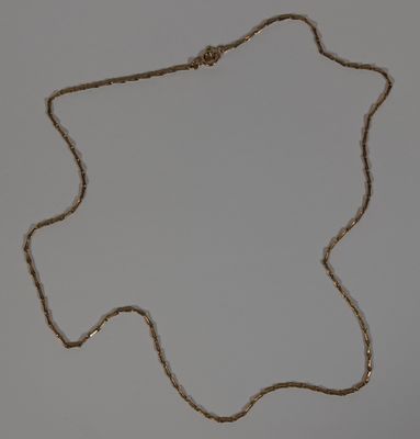 COLLIER en plaqué or. Longueur : 50 cm.