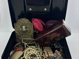 une valise noire contenant de nombreux bijoux