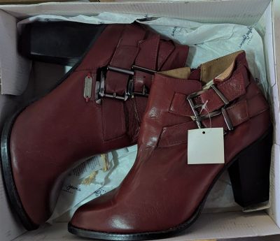 une boîte contenant une paire de bottes rouges