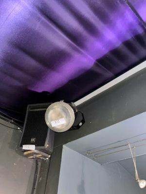 une lampe allumée au-dessus d'un miroir dans une salle de bains