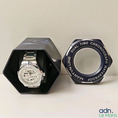 une montre dans un coffret noir et une montre dans un boîtier noir