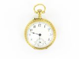 montre de poche posée sur une surface blanche, sur fond blanc