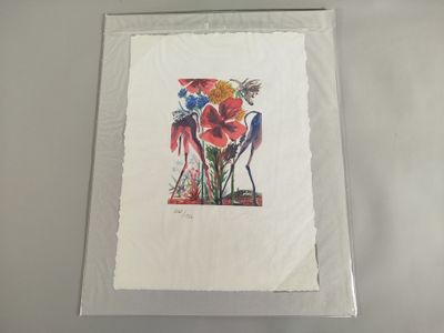 une photo d'une photo représentant des fleurs dans un vase posé sur une table