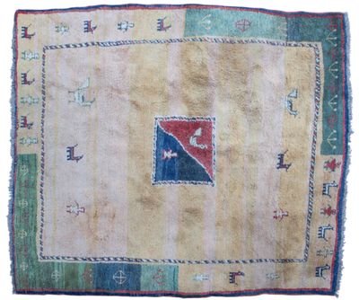 Tapis Tibet fond beige chargé de personnages et animaux, méd…