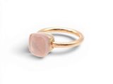 une bague en or sertie d'une pierre rose