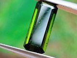 un morceau de verre vert suspendu à une corde à linge