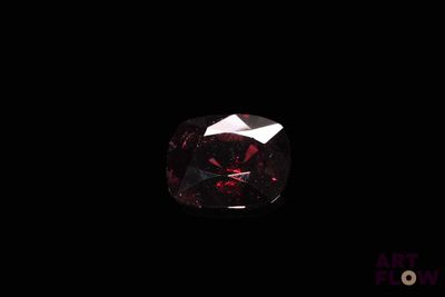 un gros plan d'un diamant rouge sur fond noir