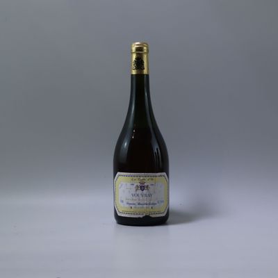 une bouteille de vin posée sur une table blanche