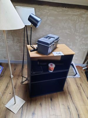 un bureau sur lequel sont posés une imprimante et une lampe