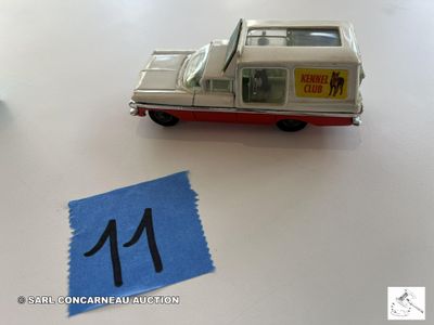 une petite voiture miniature avec un numéro à l'avant