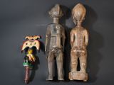 two wooden figurines that are standing next to each other
