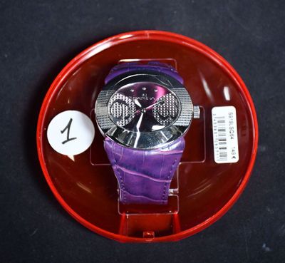 une montre violette posée sur une assiette rouge