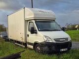 un camion blanc garé dans l'herbe