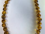 gros plan d'un collier de perles sur une surface blanche