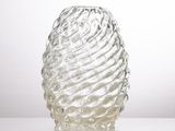 un vase en verre posé sur une table