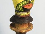 un vase posé sur un socle en bois