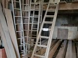 de nombreuses pièces de bois empilées dans une pièce