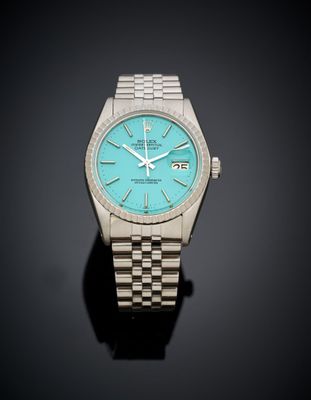 gros plan d'une montre sur une surface noire avec un fond noir