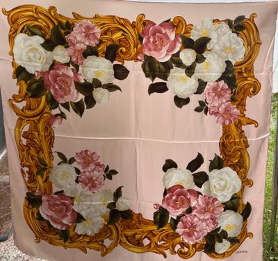 une écharpe rose ornée de fleurs blanches et roses
