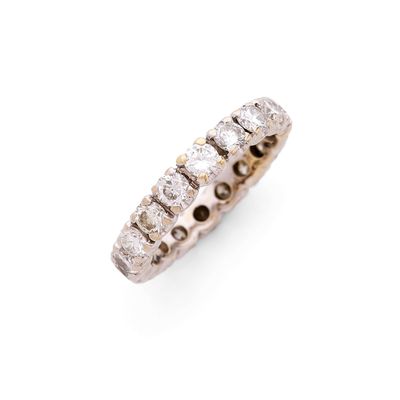 une bague « éternité » en diamant et or blanc 18 carats