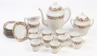 Limoges. Service à café en porcelaine émaillée à décor flora…