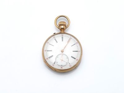 une montre de poche en or avec un cadran blanc sur une surface blanche