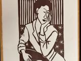 un dessin en noir et blanc représentant une femme assise à une table avec une tasse de café
