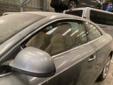 une voiture garée dans un garage à côté d'une autre voiture