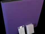 un dossier violet auquel sont fixées deux clés USB