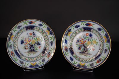 paire d'assiettes anciennes en porcelaine chinoise ornées de fleurs et d'oiseaux
